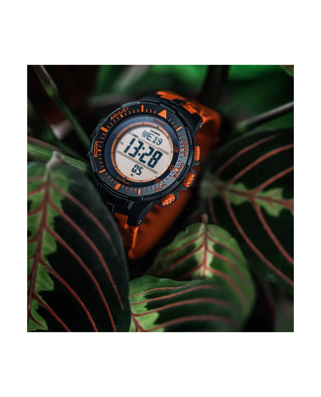 Casio Casio Pro Trek PRG-300CM-4DR электронные мужские часы часы крупный план оранжевый циферблата