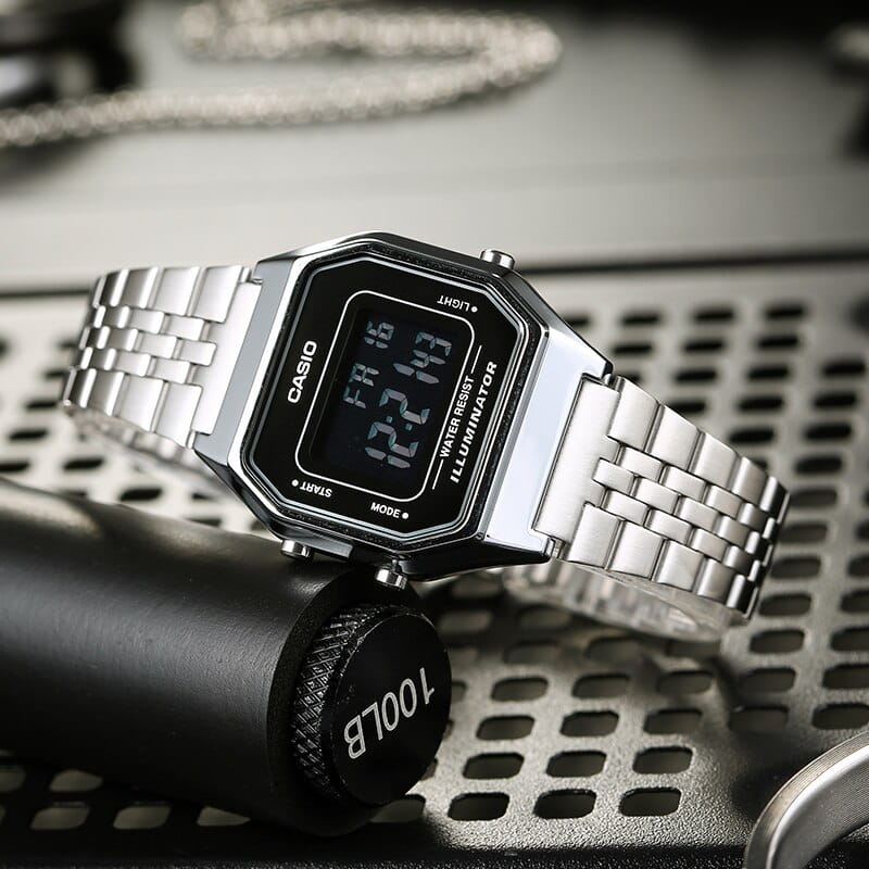 Casio Casio Vintage LA680WA-1BDF (LA680WA-1B), vintage япония женские часы на браслете нержавеющая сталь боковой вид