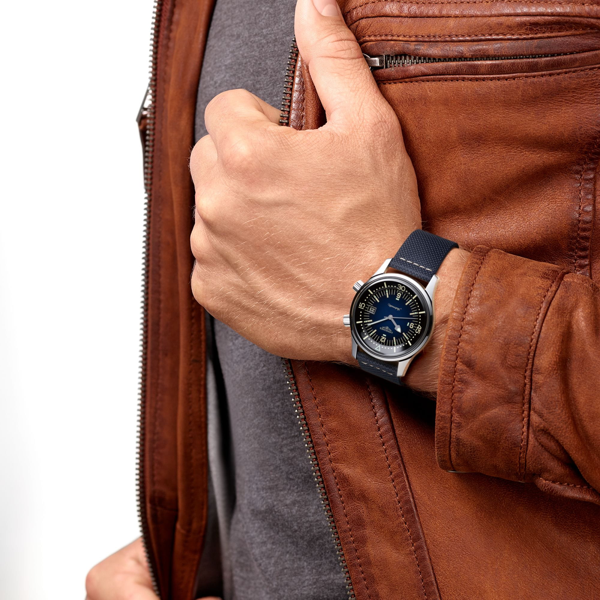 Longines Longines Legend Diver Watch L3.774.4.90.2 мужские часы  циферблат на запястье