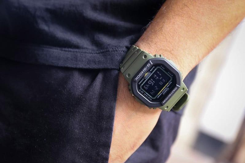 Casio Casio G-Shock DW-5610SU-3DR (DW-5610SU-3E), g-shock япония мужские часы на браслете пластик боковой вид