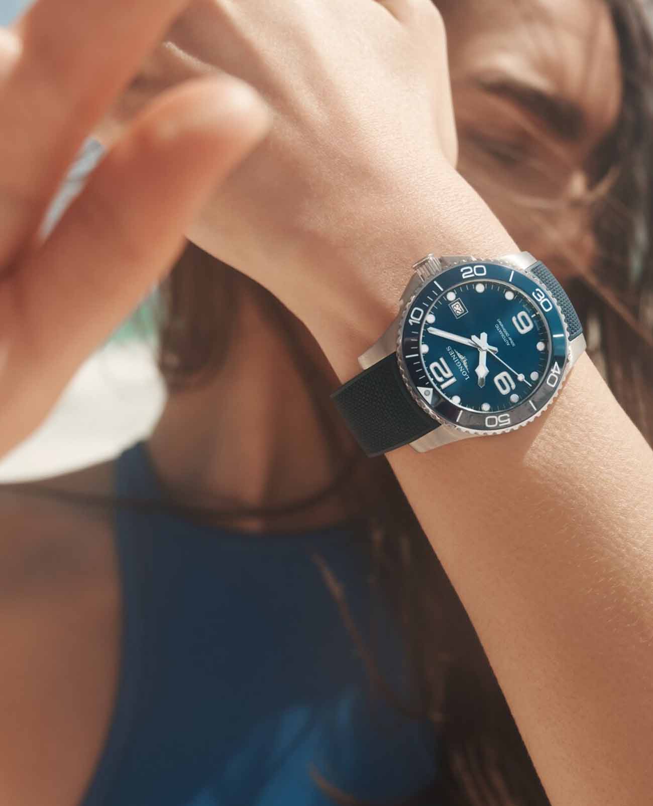 Longines Longines HydroConquest L3.780.4.96.9 механические женские часы часы крупный план синий циферблата