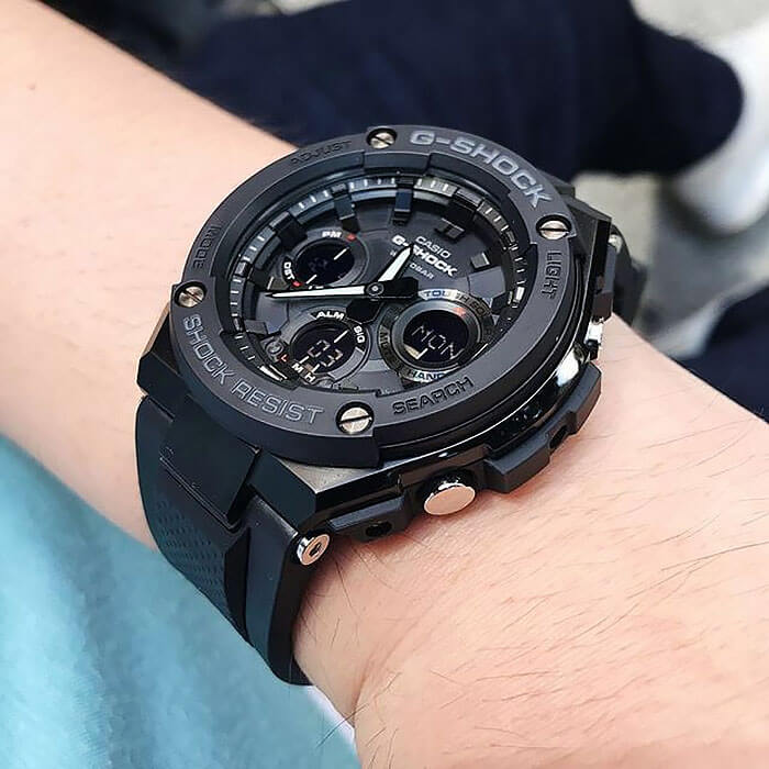Casio Casio G-Shock GST-W100G-1B электронные мужские часы часы крупный план черный циферблата